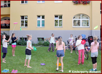 10. Kindergeburtstag · Zirkus Workshop · Kinder beim Teller drehen auf einer Wiese