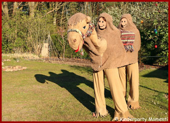 Kamelreiten für kleine Kinder: Garten im Umland von Potsdam - zwei Menschen spielen ein Kamel