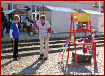 Kinderanimation für Kinderfest einer Kirchengemeinde in Potsdam - Momenti Animateurin zeigt Kind Diabolo-Spielen