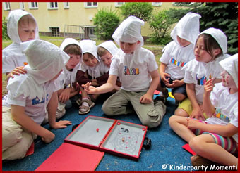 7. Kindergeburtstag · Gespensterparty · Mädchen und Jungen beim Spielen