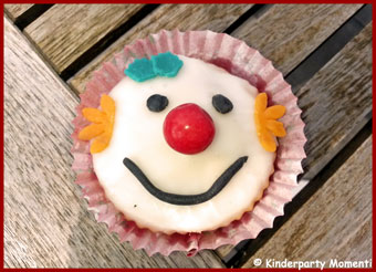 Aktuelles zu Kinderparty Momenti aus Potsdam · Facebook Post mit Geburtstagskuchen - Muffin mit Clownsgesicht 