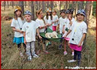 7. Safari Geburtstag · kleine Wildhüter (Kostüme) auf gemeinsamer Expedition im Wald