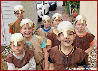 7. Kindergeburtstag · Wikinger · Fröhliche Jungen mit Wikingerhelm