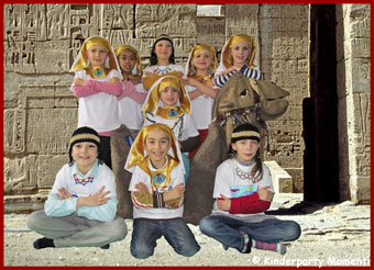 9. Kindergeburtstag · Ägypten · Erinnerungsfoto - Mädchen und Jungen als Pharaonen mit Kamel vor ägyptischem Tempel