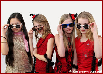 12. Geburtstag · Teenager-Party · verkleidete Mädchen beim Fotoshooting